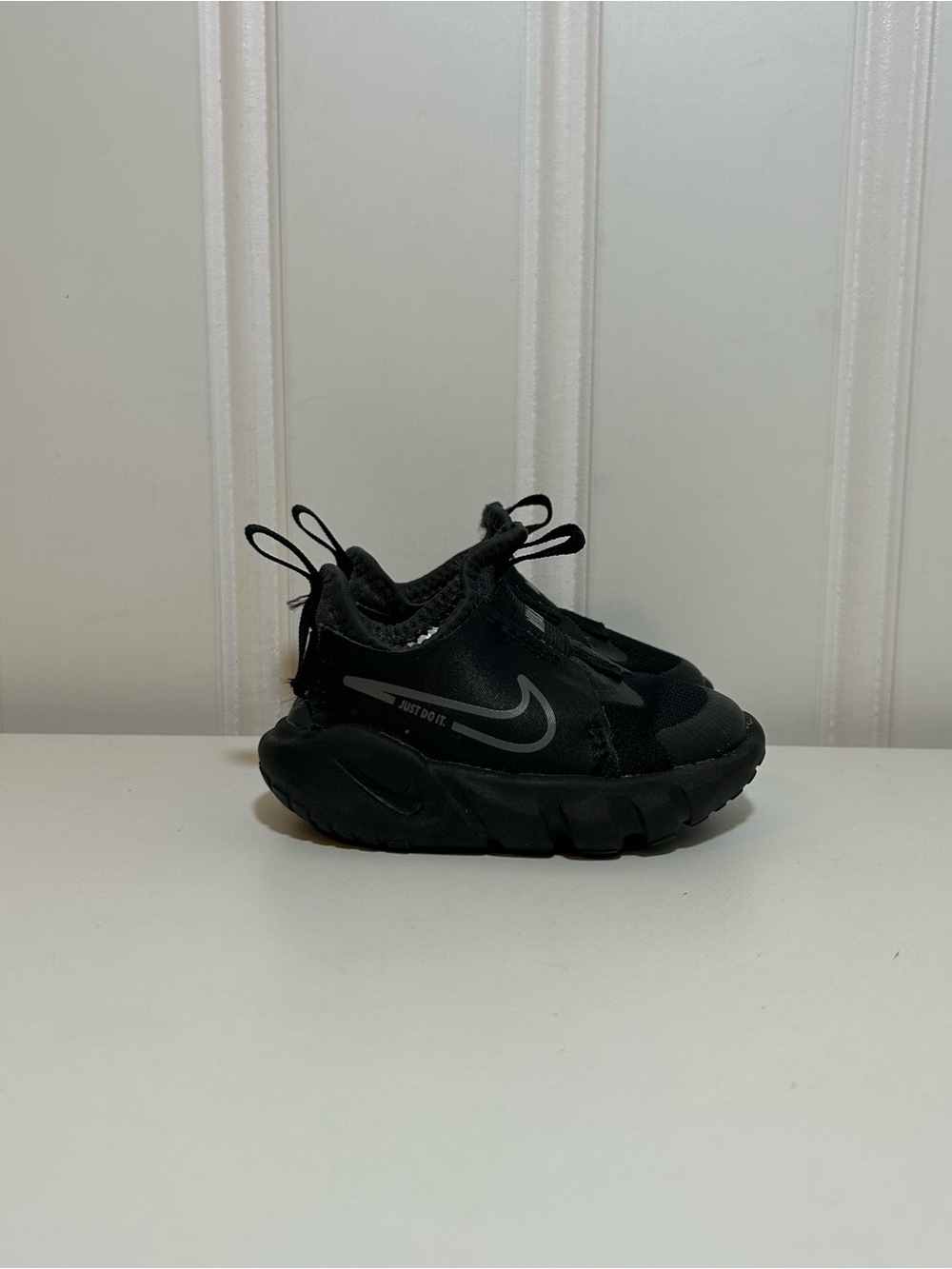 Nike flex runner black grey swoosh Slip-On Athletic Sneakers